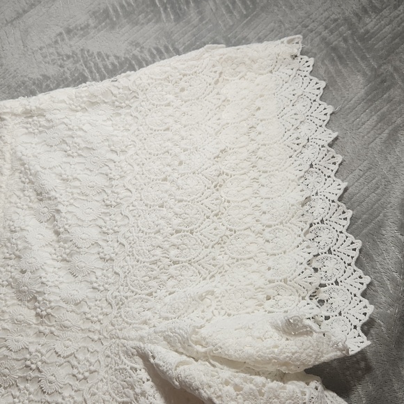 Loft Ann Taylor, White tiered scallop, layer mini Lace Shorts with side zipper - Picture 2 of 7